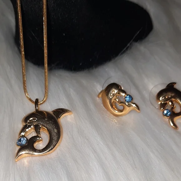 Dolphin set- blue rhinestone necklace and earrings great preloved condition - Picture 6 of 6